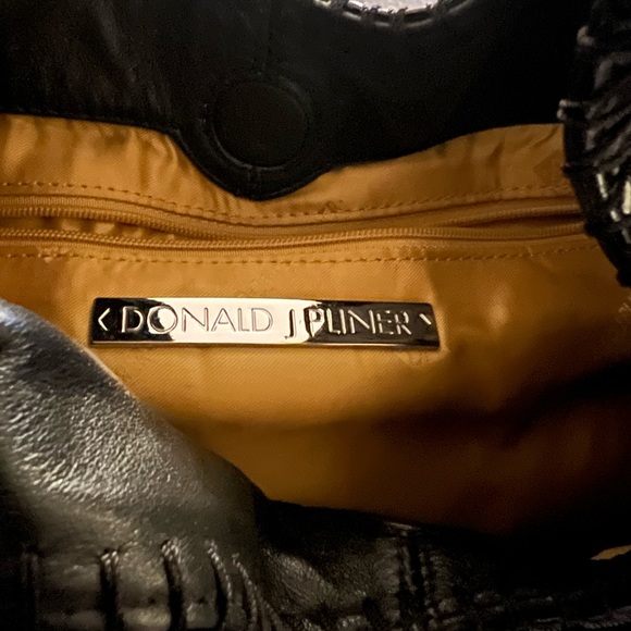 BLACK PATENT LEATHER SHOULDER BAG BY DONALD J PLINER… VERY GOOD CONDITION… LARGE - Picture 10 of 15